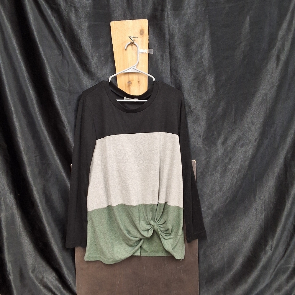 Yidarton Black Top with Multicolor Accents size womens L (Oversized) - Picture 4 of 14